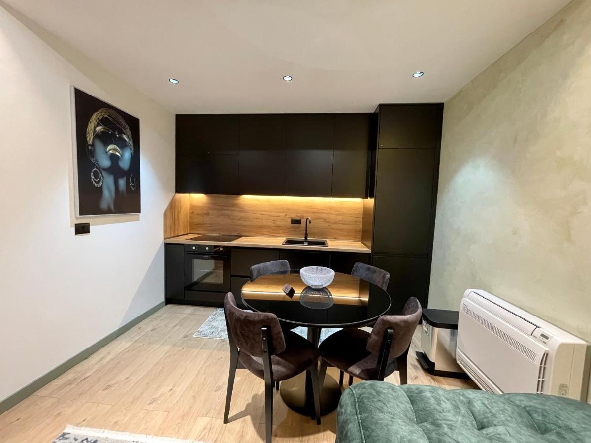 Queens Luxury Apartments Tiranë Ngoại thất bức ảnh