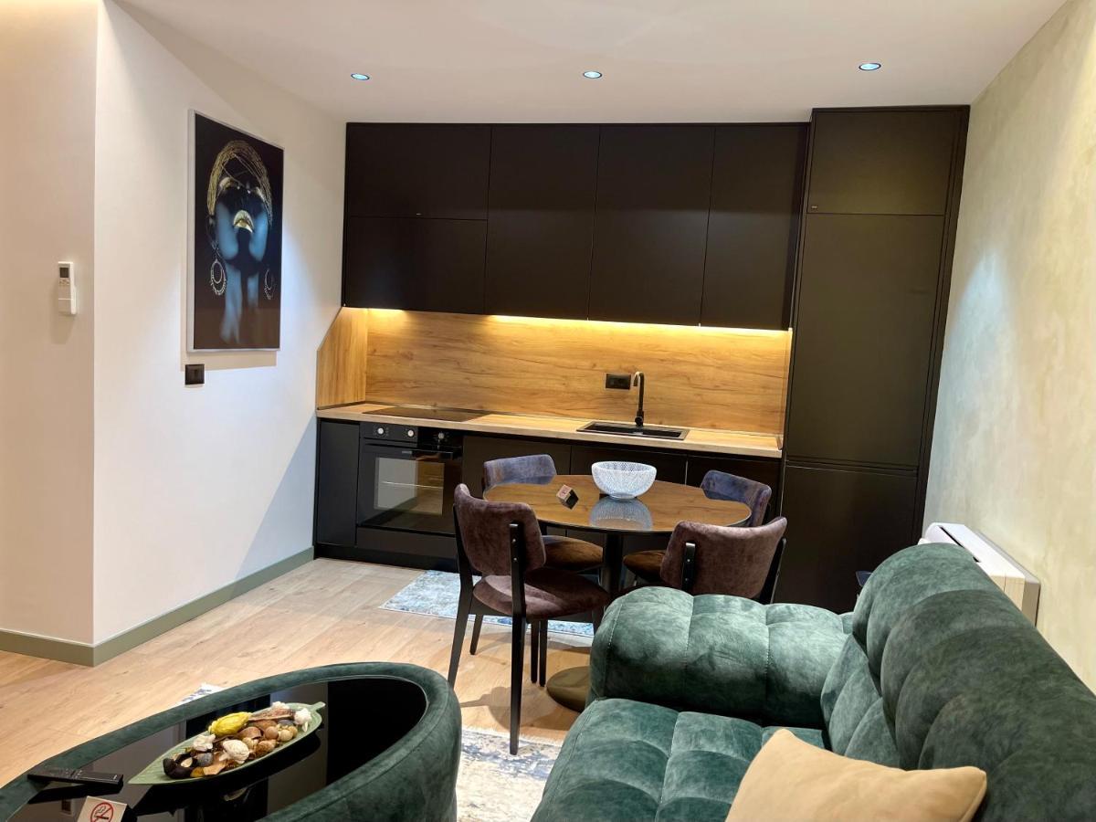 Queens Luxury Apartments Tiranë Ngoại thất bức ảnh