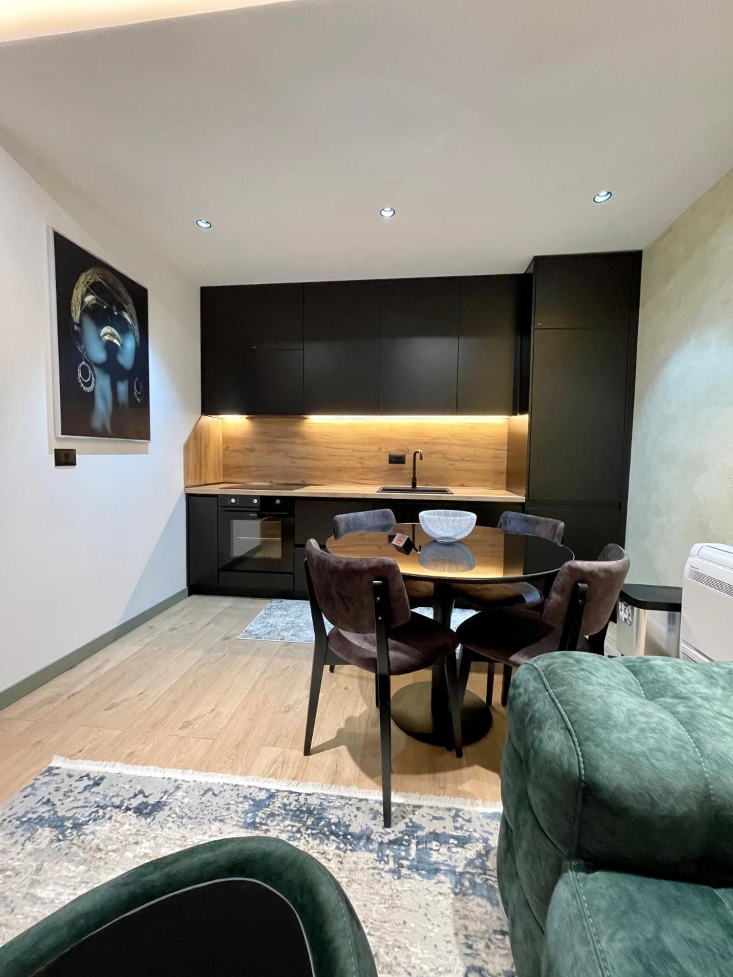 Queens Luxury Apartments Tiranë Ngoại thất bức ảnh